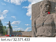 Изображение солдата на стене-стеле Пискаревского мемориального кладбища. Санкт-Петербург (2019 год). Редакционное фото, фотограф Румянцева Наталия / Фотобанк Лори