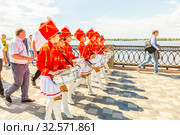 Russia, Samara, June 2017: beautiful, smart young drummers are marching in a procession dedicated to graduates of schools on the Volga river embankment on a sunny summer day. Редакционное фото, фотограф Акиньшин Владимир / Фотобанк Лори