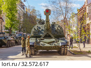 Russia, Samara, May 2017: Russian 152-mm self-propelled self-propelled howitzer 2S19 "Msta-S" on the city street prepared for the parade on Victory Day on a spring sunny day. Редакционное фото, фотограф Акиньшин Владимир / Фотобанк Лори