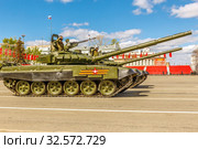 Russia, Samara, May 2017: the military modified main battle tank T-72B3M on Kuybyshev Square on Victory Day on a spring sunny day. Редакционное фото, фотограф Акиньшин Владимир / Фотобанк Лори