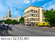 Новая Басманная улица. Высотка у Красных Ворот. Центральная поликлиника ОАО "РЖД" (Поликлиника Наркомата путей сообщения). Москва (2019 год). Редакционное фото, фотограф Александр Щепин / Фотобанк Лори