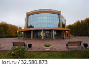 Корпус Тюменскго областного Радиологического центра в Патрушево. Город Тюмень (2019 год). Редакционное фото, фотограф Анатолий Матвейчук / Фотобанк Лори