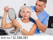 Man doctor is preparing female patient to procedure. Стоковое фото, фотограф Яков Филимонов / Фотобанк Лори