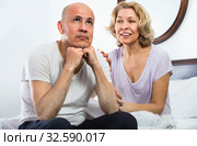 Smiling mature girl supporting frustraited boyfriend. Стоковое фото, фотограф Яков Филимонов / Фотобанк Лори