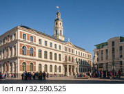 Excursion groups near the town hall in Riga (2014 год). Редакционное фото, фотограф Юлия Бабкина / Фотобанк Лори