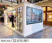 Москва, интерьер ГУМа перед Рождеством. Бутик Christian Dior Paris (2019 год). Редакционное фото, фотограф Овчинникова Ирина / Фотобанк Лори