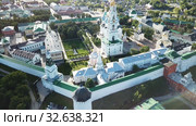View from drones of churches in Trinity Lavra of St. Sergius Monastery, Sergiyev Posad (2018 год). Стоковое видео, видеограф Яков Филимонов / Фотобанк Лори