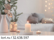 Christmas decorations with burning candles in white interior. Стоковое фото, фотограф Майя Крученкова / Фотобанк Лори