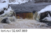 Вид на водопад Воицкий падун февральским днем. Карелия, Россия (2019 год). Стоковое видео, видеограф Виктор Карасев / Фотобанк Лори