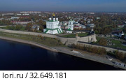 Троицкий собор в Псковском кремле октябрьским днем. Псков, Россия (аэросъемка) (2019 год). Редакционное видео, видеограф Виктор Карасев / Фотобанк Лори