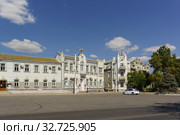 Здание администрации Евпатории на проспекте Ленина, 2. Архитектор - А.Л. Генрих, 1908 год и Дом лётчиков на ул. Братьев Буслаевых, 30 (2019 год). Редакционное фото, фотограф Наталья Гармашева / Фотобанк Лори
