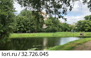 The Vorontsov Park is the place for walking people living around houses, ponds and green garden is in Kirovsky district, St. Petersburg, Russia (2019 год). Стоковое видео, видеограф Кекяляйнен Андрей / Фотобанк Лори