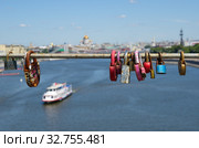 Свадебные замочки счастья на Пушкинском (Андреевском) мосту. Москва, Россия (2018 год). Редакционное фото, фотограф Елена Коромыслова / Фотобанк Лори