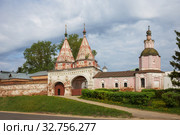 Святые врата Ризоположенского монастыря в Суздале (2018 год). Стоковое фото, фотограф Юлия Бабкина / Фотобанк Лори