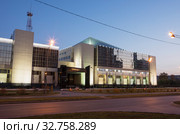 Сургут ночью. Здание компании "Тюменьэнерго". Surgut at night. View of the Tyumenenergo building. (2014 год). Редакционное фото, фотограф Евгений Романов / Фотобанк Лори