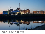 Сургут ночью. Здание компании "Тюменьэнерго". Surgut at night. View of the Tyumenenergo building. (2014 год). Редакционное фото, фотограф Евгений Романов / Фотобанк Лори