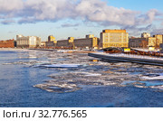 Свердловская набережная, Малоохтинский мост, гостиница "Охтинская". Санкт-Петербург (2019 год). Редакционное фото, фотограф Сергей Афанасьев / Фотобанк Лори