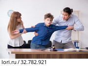 Divorcing family trying to divide child custody. Стоковое фото, фотограф Elnur / Фотобанк Лори