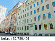 Улица Большая Молчановка. Летний день. Москва. Россия (2019 год). Редакционное фото, фотограф E. O. / Фотобанк Лори