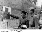 Архивное фото. Будни Советской армии (70-е годы прошлого века). Подведение итогов стрельбы по мишени. Редакционное фото, фотограф Ирина Быстрова / Фотобанк Лори