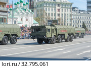 Колонна российская самоходных пусковых установок (СПУ) 9П78-1 ракетного комплекса "Искандер" 9К720 (SS-26 Stone) движется после парада в честь Дня Победы по Новому Арбату в Москве, вид сбоку (2018 год). Редакционное фото, фотограф Малышев Андрей / Фотобанк Лори