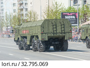 Российская самоходная пусковая установка (СПУ) 9П78-1 ракетного комплекса "Искандер" 9К720 (SS-26 Stone) движется после парада в честь Дня Победы по Новому Арбату в Москве, вид сзади (2018 год). Редакционное фото, фотограф Малышев Андрей / Фотобанк Лори