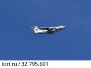 Военно-транспортный самолет Ил-76МД с бортовым номером RF-78834 ВКС Росссии взлетает в аэропорту Толмачево (2017 год). Редакционное фото, фотограф Григорий Писоцкий / Фотобанк Лори