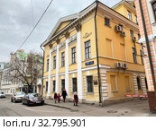 Москва, Лялин переулок, дом 3, усадьба Гурьевых в облачный день (2019 год). Редакционное фото, фотограф Овчинникова Ирина / Фотобанк Лори