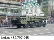 Российская пусковая установка системы залпового огня «Смерч-М» 9К58 на шасси МАЗ-543М движется после парада в честь Дня Победы по Новому Арбату, Москва, вид сбоку (2018 год). Редакционное фото, фотограф Малышев Андрей / Фотобанк Лори