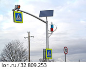 Автономная система импульсной индикации на солнечной батарее Solar Traffic Light и ветряном электрогенераторе. Пешеходный переход. Стоковое фото, фотограф Ирина Борсученко / Фотобанк Лори
