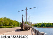 Drakkar on the embankment of Salakkalahti Bay in Vyborg (2019 год). Редакционное фото, фотограф Parmenov Pavel / Фотобанк Лори