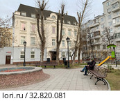 Потаповский переулок, 16/5с1. Дом причта церкви Успения Пресвятой Богородицы в Котельниках (1874, архитектор А. С. Каминский, кон. 1870—1880-е, нач. 1890-х)[ (2019 год). Стоковое фото, фотограф Овчинникова Ирина / Фотобанк Лори