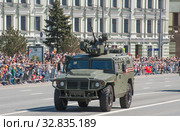 Российский бронеавтомобиль «Тигр-М» АМН 233114 с дистанционно управляемым боевым модулем «Арбалет-ДМ» едет после парада в честь Дня Победы по Новому Арбату в Москве, вид спереди (2018 год). Редакционное фото, фотограф Малышев Андрей / Фотобанк Лори