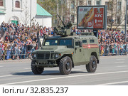 Российский бронеавтомобиль «Тигр-М» с дистанционно управляемым боевым модулем «Арбалет-ДМ» едет после парада в честь Дня Победы по Новому Арбату в Москве (2018 год). Редакционное фото, фотограф Малышев Андрей / Фотобанк Лори