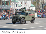 Российский бронеавтомобиль «Тигр-М» с дистанционно управляемым боевым модулем «Арбалет-ДМ» едет после парада в честь Дня Победы по Новому Арбату, Москва (2018 год). Редакционное фото, фотограф Малышев Андрей / Фотобанк Лори