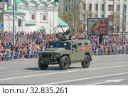 Российский новый бронеавтомобиль «Тигр-М» АМН 233114 с дистанционно управляемым боевым модулем «Арбалет-ДМ» едет после парада в честь Дня Победы по Новому Арбату в Москве (2018 год). Редакционное фото, фотограф Малышев Андрей / Фотобанк Лори