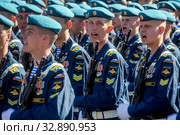 Курсанты Рязанского гвардейского высшего воздушно-десантного командного училища идут строем во время парада Победы в Великой Отечественной войне по Красной площади города Москвы, Россия (2015 год). Редакционное фото, фотограф Николай Винокуров / Фотобанк Лори