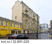 Улица Покровка. Доходный дом Слудских с магазинами (1909, архитектор Михаил Глейниг; 1950, архитектор Глетмен). Москва (2019 год). Редакционное фото, фотограф Александр Щепин / Фотобанк Лори