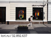 Магазин  Louis Vuitton на Большой Дмитровке. Москва (2019 год). Редакционное фото, фотограф Victoria Demidova / Фотобанк Лори