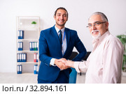 Financial advisor giving retirement advice to old man. Стоковое фото, фотограф Elnur / Фотобанк Лори