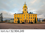 Ратуша, 1798 год, архитектор Йохан Брокман. Хамина. Финляндия (2019 год). Редакционное фото, фотограф Сергей Афанасьев / Фотобанк Лори