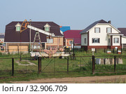 Нефтедобыча. Нефтяная качалка в частном жилом секторе. Oil production. Oil pumping in the private residential sector. Стоковое фото, фотограф Евгений Романов / Фотобанк Лори