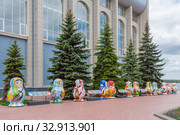 Matryoshka dolls in front of CSKA building on the embankment in Samara, Russia (2019 год). Редакционное фото, фотограф Дмитрий Тищенко / Фотобанк Лори