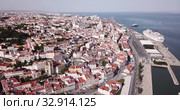 Panorama from drone of Lisbon historical center and oldest city church Se Cathedral (2019 год). Стоковое видео, видеограф Яков Филимонов / Фотобанк Лори