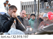 Раздача бесплатной горячей пищи участникам коммунистического митинга. Калининград (2017 год). Редакционное фото, фотограф Ирина Борсученко / Фотобанк Лори