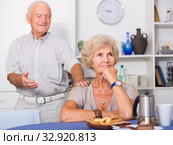 Elderly man trying to apologize to offended woman. Стоковое фото, фотограф Яков Филимонов / Фотобанк Лори