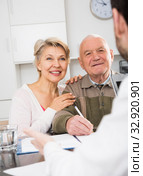 Old man and woman in social department. Стоковое фото, фотограф Яков Филимонов / Фотобанк Лори