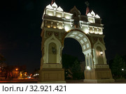 Russia, Blagoveshchensk, July 2019: Night triumphal arch in honor of Tsarevich Romanov on the embankment of the city of Blagoveshchensk. Редакционное фото, фотограф Катерина Белякина / Фотобанк Лори