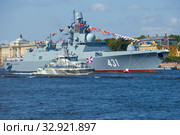 ST. PETERSBURG, RUSSIA - JULY 25, 2019: Anti-sabotage boat "Unarmeets of the Arctic" against the backdrop of the frigate "Admiral of the Fleet Kasatonov." A fragment of the naval parade in honor of Navy Day. Редакционное фото, фотограф Виктор Карасев / Фотобанк Лори