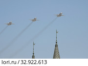 Репетиция празднования Дня Победы в Москве. Пролет авиации над Красной площадью. Группа тактических фронтовых бомбардировщиков Су-24М (Fencer) (2019 год). Редакционное фото, фотограф Free Wind / Фотобанк Лори